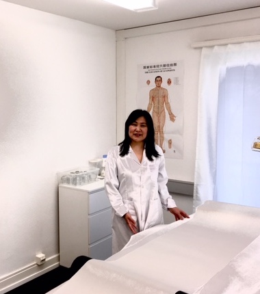 Praxisinhaberin im Behandlungszimmer der SUN TCM Praxis